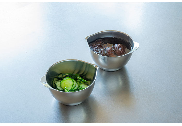 【2個セット】 日本製 燕三条 すっきり暮らす キレッキレボウル 片口 11cm 食洗機対応 18-8 ステンレス製 目盛り付き 衛生的 注ぎ口付き 液だれしない 注ぎやすい 玉子焼き 菓子作り プチボウル 便利(代引不可)