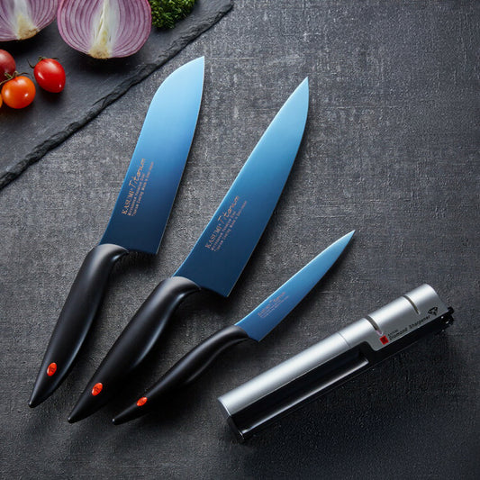 スミカマ 日本製 霞 KASUMI チタニウム 包丁セット 三徳包丁 ペティナイフ 牛刀 シャープナー 4点セット 三徳18cm ペティ12cm 牛刀20cm 砥石 青い包丁 関の刃物 刃物のまち 岐阜県関市 SUMIKAMA