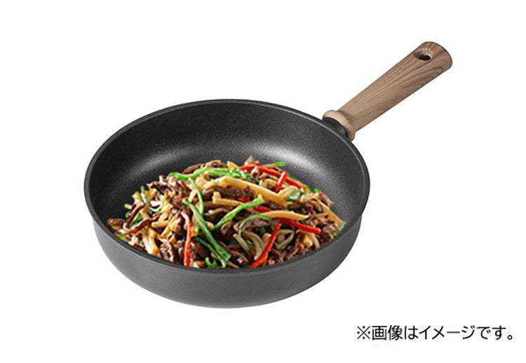 カローテ CAROTE フライパン 深型 24cm IH対応 PFOAフリー ディープパン IH ガス火対応 木目調 木目 チタンコーティング チタン 注ぎ口付きお手入れ簡単 ブラック NM-5101